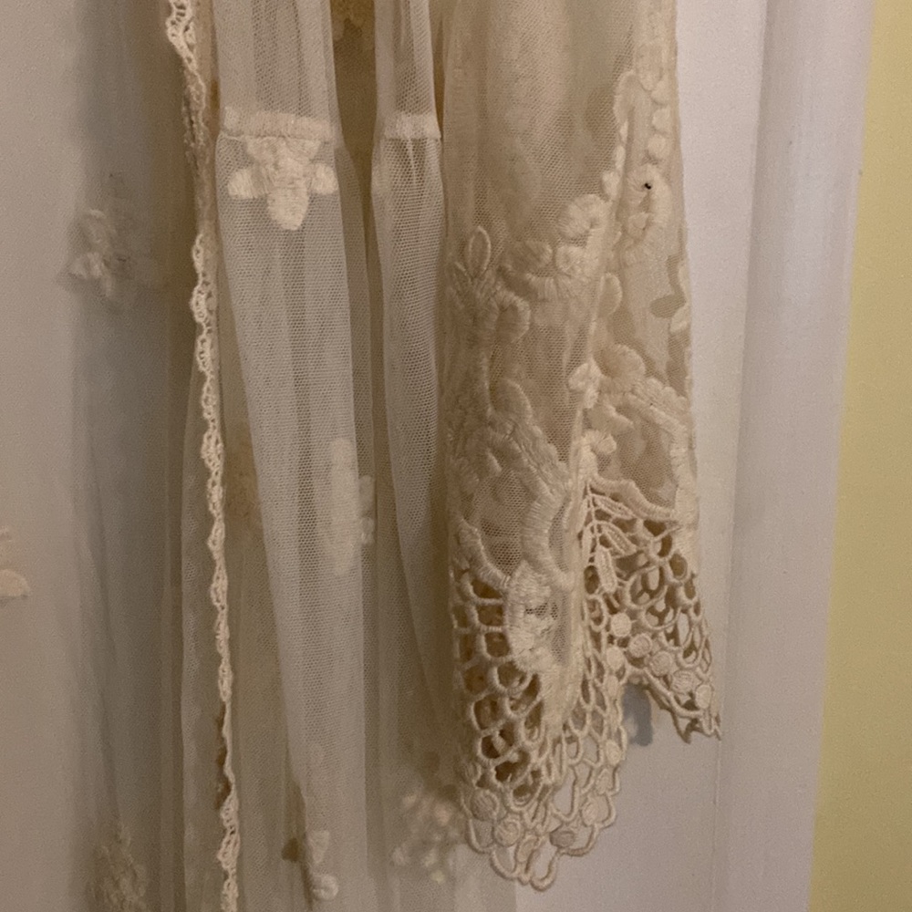 Gorgeous Lace cover-up/jacket - Picture 4 of 5